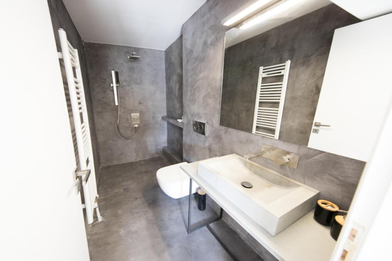 Super Modern Minimal Flat Nr Metro & Arch. Museum Apartment Athena Bagian luar foto