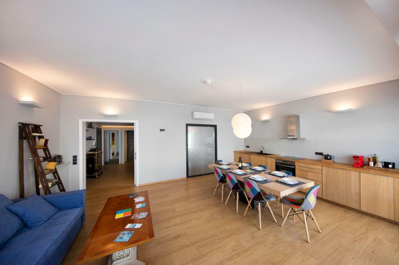 Super Modern Minimal Flat Nr Metro & Arch. Museum Apartment Athena Bagian luar foto